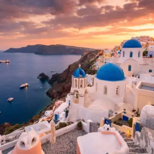 Santorini'de beyaz evler ve mavi kubbeler