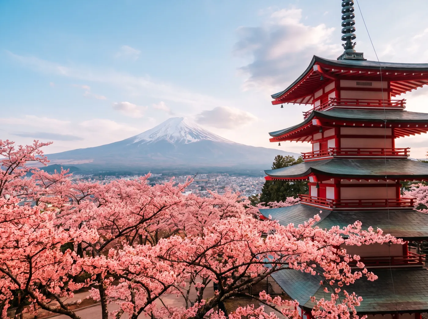Japonya'da pagoda ve Fuji Dağı